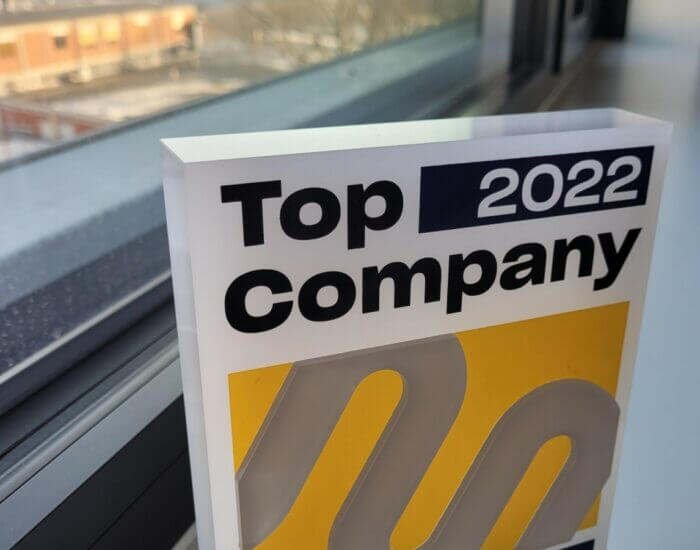 Top-Company-Siegel 2022, Blick aus dem fenster im Hintergrund
