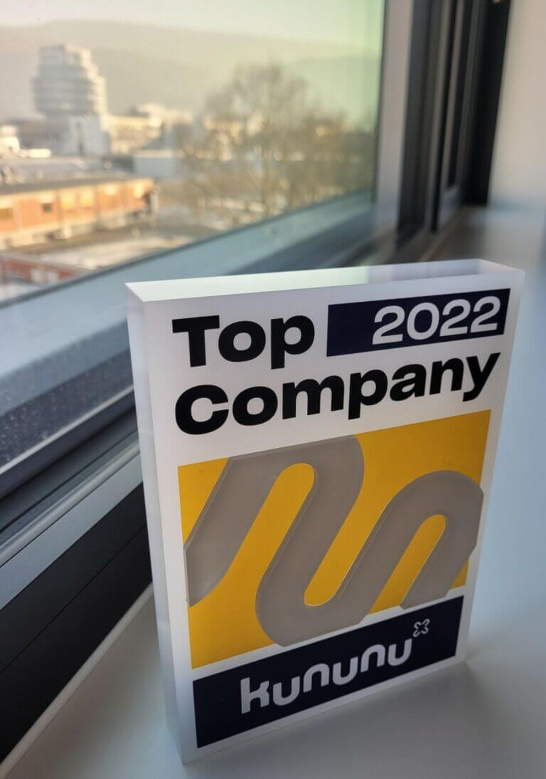 Top-Company-Siegel 2022, Blick aus dem fenster im Hintergrund