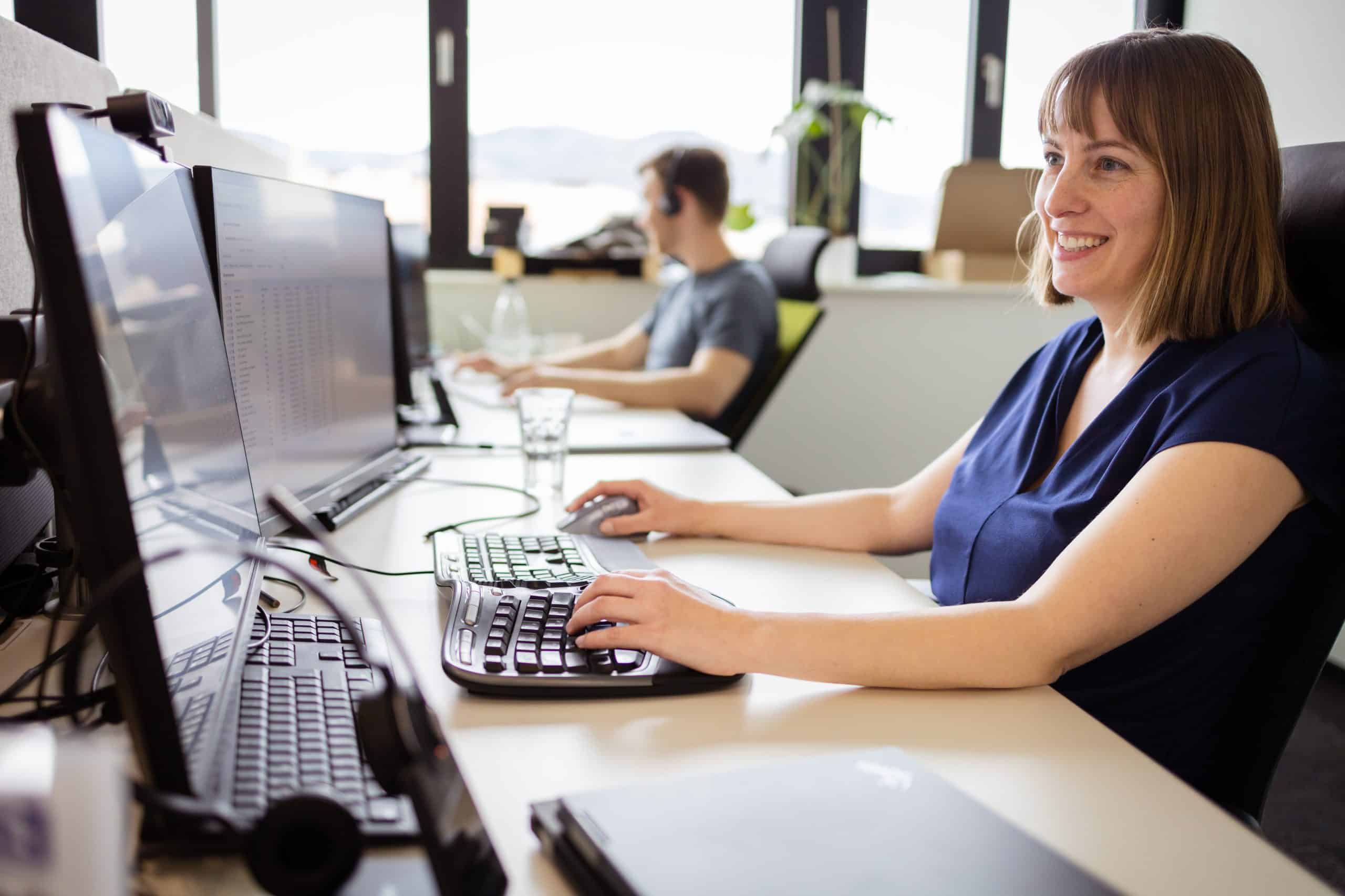 Kollegin bei js_soft am Bildschirm