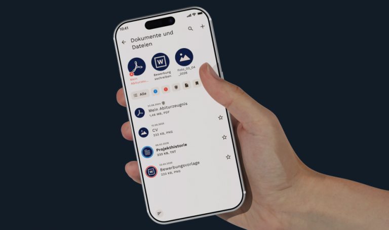 Eine Hand hält ein Mobiltelefon mit der geöffneten Frosch Wallet App